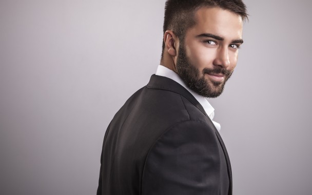 Handsome Male Model With A Beard On Gray Background - Hombre Elegante ...