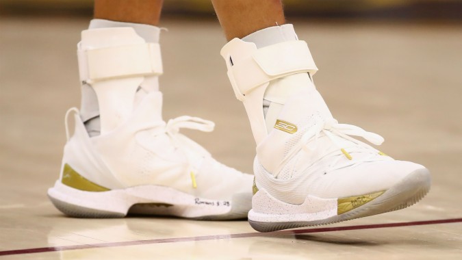 Stephen Curry Sizes Up Girls Shoe Issue 