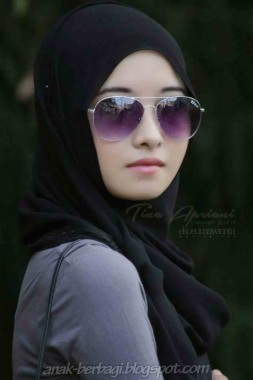 Foto Cewek Cantik Berjilbab  Pakai  Kacamata  Terbaru 