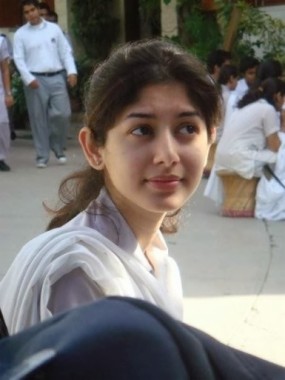 Simple beautiful pakistani girl